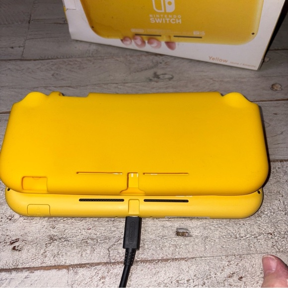 Nintendo Switch Lite 32GB Handheld Console Yellow Box Tempered Glass on Screen - Picture 7 of 15